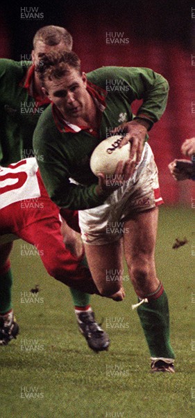 101193 - Wales v Canada - Scott Quinnell of Wales charges through the defence