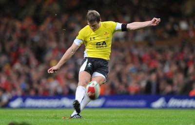 14.11.08 - Wales v Canada -  Invesco Perpetual Series 2008 - Wales' Dan Biggar kicks at goal.  