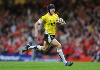 14.11.08 - Wales v Canada -  Invesco Perpetual Series 2008 - Wales' Leigh Halfpenny runs in to score try.  