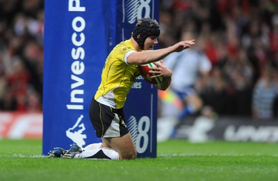14.11.08 - Wales v Canada -  Invesco Perpetual Series 2008 - Wales' Leigh Halfpenny runs in to score try.  