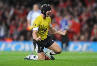 14.11.08 - Wales v Canada -  Invesco Perpetual Series 2008 - Wales' Leigh Halfpenny celebrates try.  