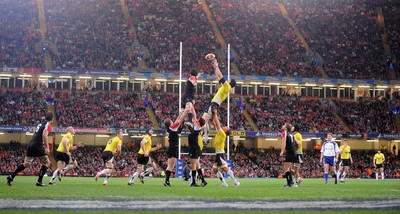14.11.08 - Wales v Canada -  Invesco Perpetual Series 2008 - Wales and Canada compete for line-out ball at the Millennium Stadium 