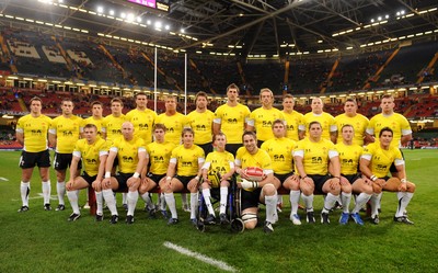 14.11.08 - Wales v Canada -  Invesco Perpetual Series 2008 - Wales Team with mascot Alex Evans. 