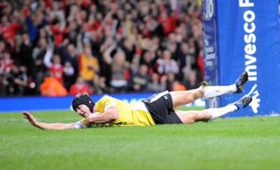14.11.08 - Wales v Canada - Invesco Perpetual Series -  Wales' Leigh Halfpenny scores try 