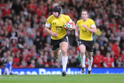 14.11.08 - Wales v Canada - Invesco Perpetual Series -  Wales' Leigh Halfpenny runs in on his way to score a try  