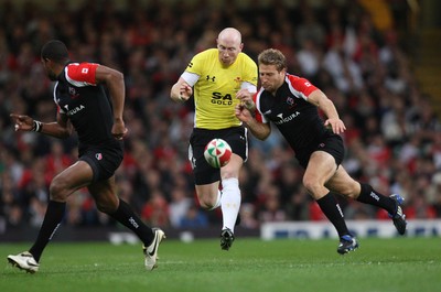 14.11.08 ... Wales v Canada, Invesco Perpetual International 2008 Wales' Tom Shanklin kicks ahead 