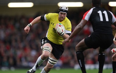14.11.08 ... Wales v Canada, Invesco Perpetual International 2008 Wales' Ryan Jones takes on Canada's Justin Mensah-Coker  