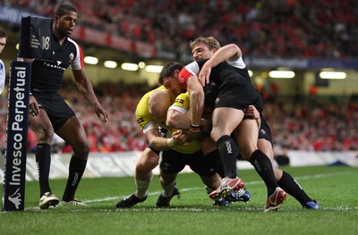 14.11.08 ... Wales v Canada, Invesco Perpetual International 2008 Wales' Leigh Halfpenny powers over to score try 