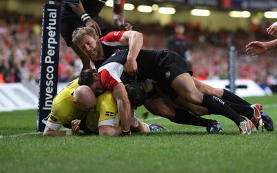 14.11.08 ... Wales v Canada, Invesco Perpetual International 2008 Wales' Leigh Halfpenny powers over to score try 