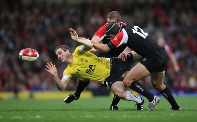 14.11.08 ... Wales v Canada, Invesco Perpetual International 2008 Wales' Andrew Bishop feeds the ball out as Canada's Ryan Smith tackles  