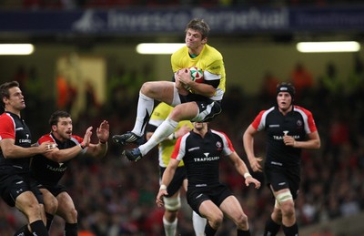 14.11.08 ... Wales v Canada, Invesco Perpetual International 2008 Wales' Dan Biggar wins the high ball 