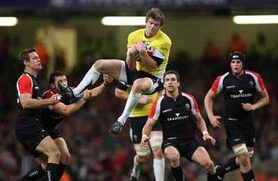 14.11.08 ... Wales v Canada, Invesco Perpetual International 2008 Wales' Dan Biggar wins the high ball 