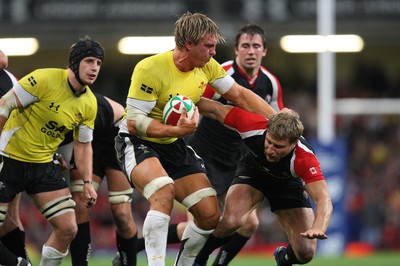 14.11.08 ... Wales v Canada, Invesco Perpetual International 2008 Wales' Andy Powell holds off Canada's Adam Kleeberger  