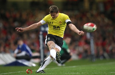 14.11.08 ... Wales v Canada, Invesco Perpetual International 2008 Wales' Dan Biggar takes conversion kick 