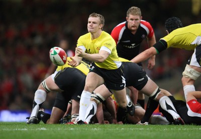14.11.08 ... Wales v Canada, Invesco Perpetual International 2008 Wales' Dwayne Peel feeds the ball out 