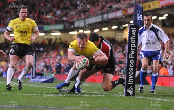 14.11.08 - Wales v Canada -  Invesco Perpetual Series 2008 - Wales' Morgan Stoddart dives in the corner to score try.  