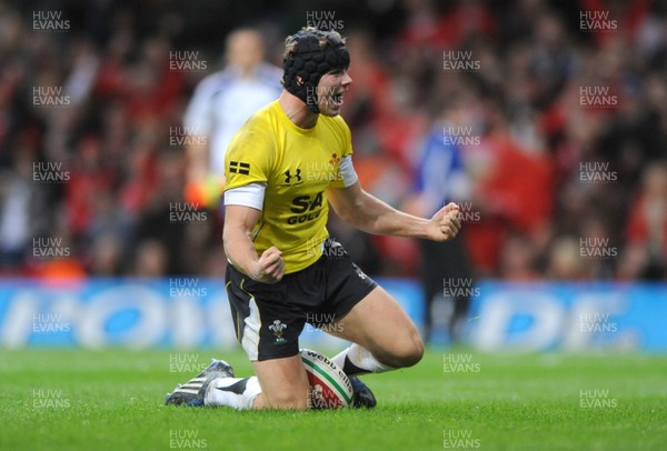 14.11.08 - Wales v Canada -  Invesco Perpetual Series 2008 - Wales' Leigh Halfpenny celebrates try.  