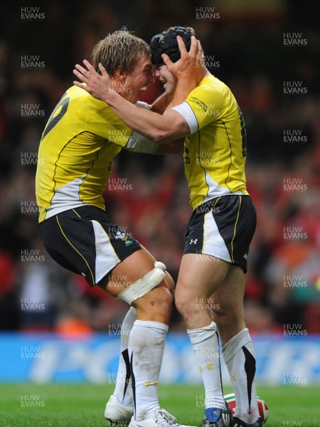 14.11.08 - Wales v Canada -  Invesco Perpetual Series 2008 - Wales' Leigh Halfpenny celebrates try with Andy Powell.  