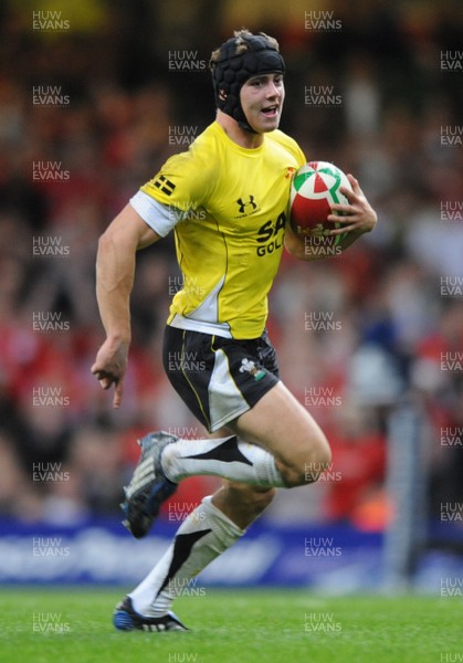 14.11.08 - Wales v Canada -  Invesco Perpetual Series 2008 - Wales' Leigh Halfpenny. 