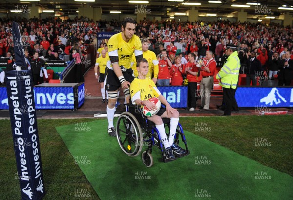 14.11.08 - Wales v Canada -  Invesco Perpetual Series 2008 - Ryan Jones leads out his Welsh team with mascot Alex Evans. 