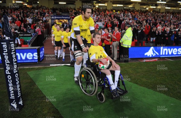 14.11.08 - Wales v Canada -  Invesco Perpetual Series 2008 - Ryan Jones leads out his Welsh team with mascot Alex Evans. 