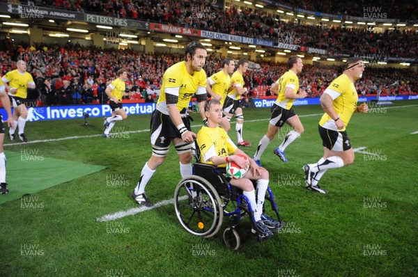 14.11.08 - Wales v Canada -  Invesco Perpetual Series 2008 - Ryan Jones leads out his Welsh team with mascot Alex Evans. 