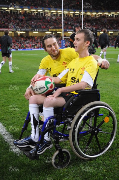 14.11.08 - Wales v Canada -  Invesco Perpetual Series 2008 - Ryan Jones leads out his Welsh team with mascot Alex Evans. 