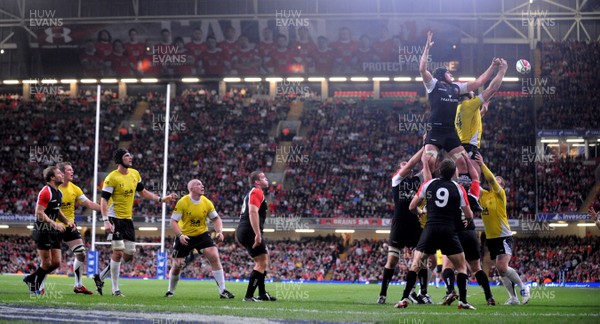 14.11.08 - Wales v Canada -  Invesco Perpetual Series 2008 - Wales and Canada compete for line-out ball at the Millennium Stadium 