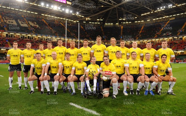 14.11.08 - Wales v Canada -  Invesco Perpetual Series 2008 - Wales Team with mascot Alex Evans. 
