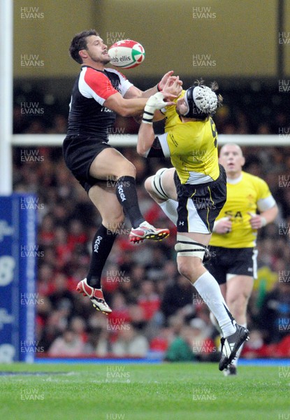 14.11.08 - Wales v Canada - Invesco Perpetual Series -  Wales' Ryan Jones and Canada's James Pritchard  go for a high ball 