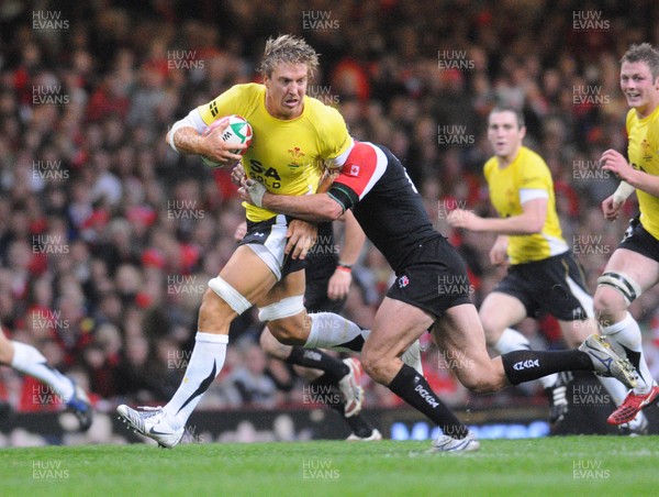 14.11.08 - Wales v Canada - Invesco Perpetual Series -  Wales' Andy Powell breaks 