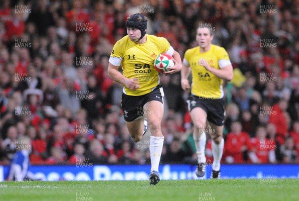 14.11.08 - Wales v Canada - Invesco Perpetual Series -  Wales' Leigh Halfpenny runs in on his way to score a try  