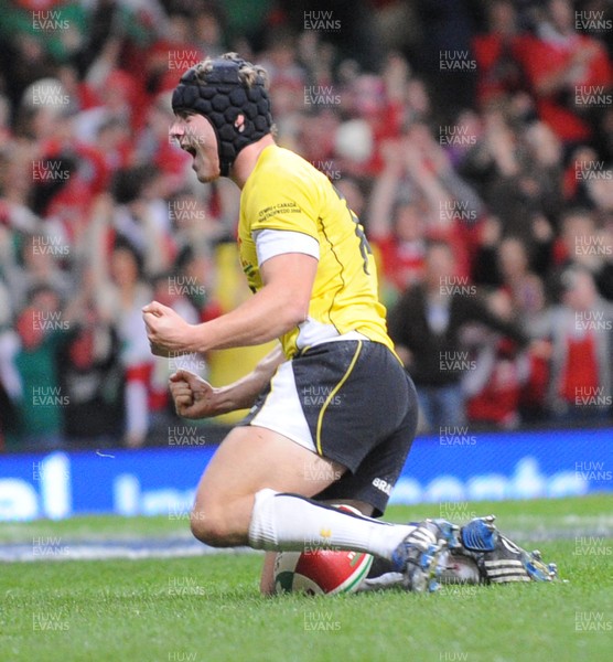 14.11.08 - Wales v Canada - Invesco Perpetual Series -  Wales' Leigh Halfpenny celebrates after scoring try 