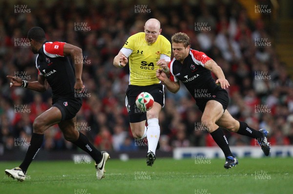 14.11.08 ... Wales v Canada, Invesco Perpetual International 2008 Wales' Tom Shanklin kicks ahead 