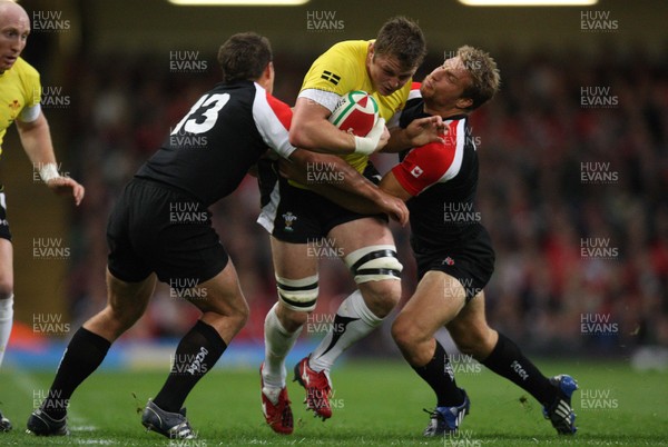 14.11.08 ... Wales v Canada, Invesco Perpetual International 2008 Wales' Dafydd Jones tries to get between Canada's Bryn Keys and Adam Kleeberger  