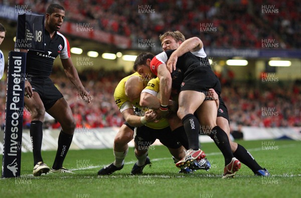 14.11.08 ... Wales v Canada, Invesco Perpetual International 2008 Wales' Leigh Halfpenny powers over to score try 