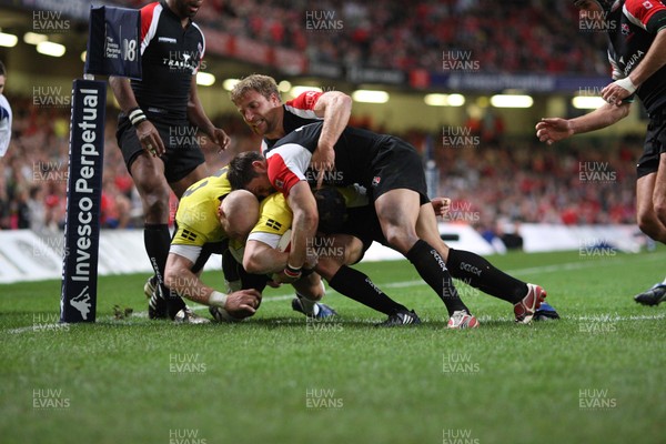 14.11.08 ... Wales v Canada, Invesco Perpetual International 2008 Wales' Leigh Halfpenny powers over to score try 