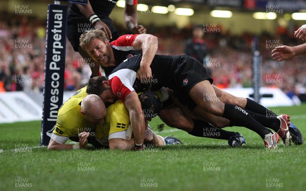 14.11.08 ... Wales v Canada, Invesco Perpetual International 2008 Wales' Leigh Halfpenny powers over to score try 