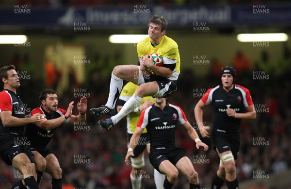 14.11.08 ... Wales v Canada, Invesco Perpetual International 2008 Wales' Dan Biggar wins the high ball 
