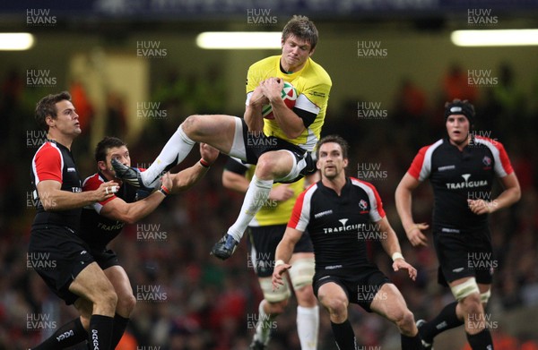 14.11.08 ... Wales v Canada, Invesco Perpetual International 2008 Wales' Dan Biggar wins the high ball 