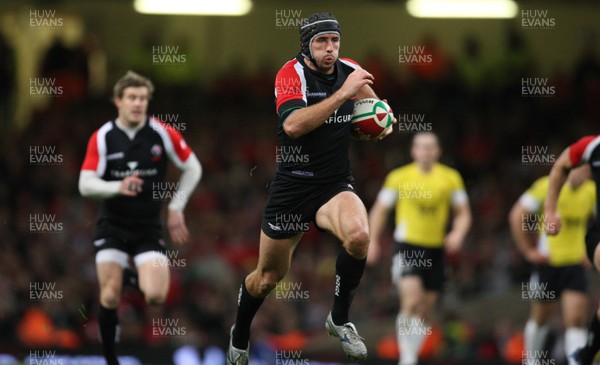 14.11.08 ... Wales v Canada, Invesco Perpetual International 2008 Canada's Ryan Smith races in to score try