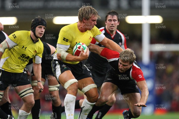 14.11.08 ... Wales v Canada, Invesco Perpetual International 2008 Wales' Andy Powell holds off Canada's Adam Kleeberger  