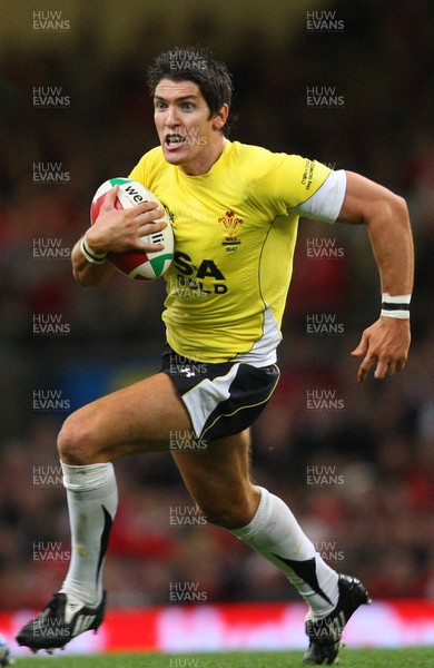 14.11.08 ... Wales v Canada, Invesco Perpetual International 2008 Wales' James Hook   