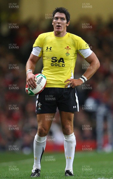 14.11.08 ... Wales v Canada, Invesco Perpetual International 2008 Wales' James Hook   