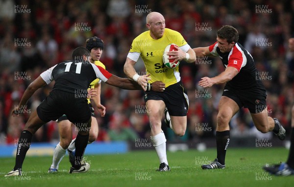 14.11.08 ... Wales v Canada, Invesco Perpetual International 2008 Wales' Tom Shanklin splits the Canadian defence 