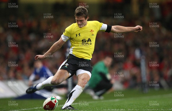 14.11.08 ... Wales v Canada, Invesco Perpetual International 2008 Wales' Dan Biggar takes conversion kick 