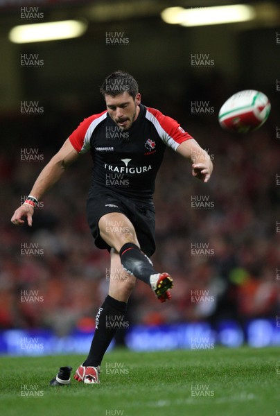 14.11.08 ... Wales v Canada, Invesco Perpetual International 2008 Canada's James Pritchard kicks conversion 