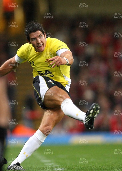 14.11.08 ... Wales v Canada, Invesco Perpetual International 2008 Wales' James Hook    