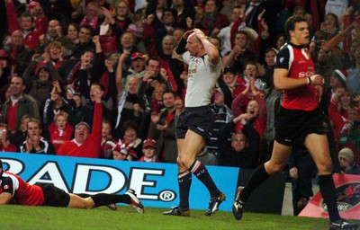 17.11.06 - Wales v Canada - Invesco Perpetual Series 2006 - Wales' Gareth Thomas celebrates try 