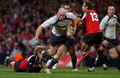 17.11.06 - Wales v Canada - Invesco Perpetual Series 2006 - Wales' Tom Shanklin breaks through the Canadian defence 